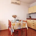 Apartments By The Sea Mandre, Pag - 4092 * Колан